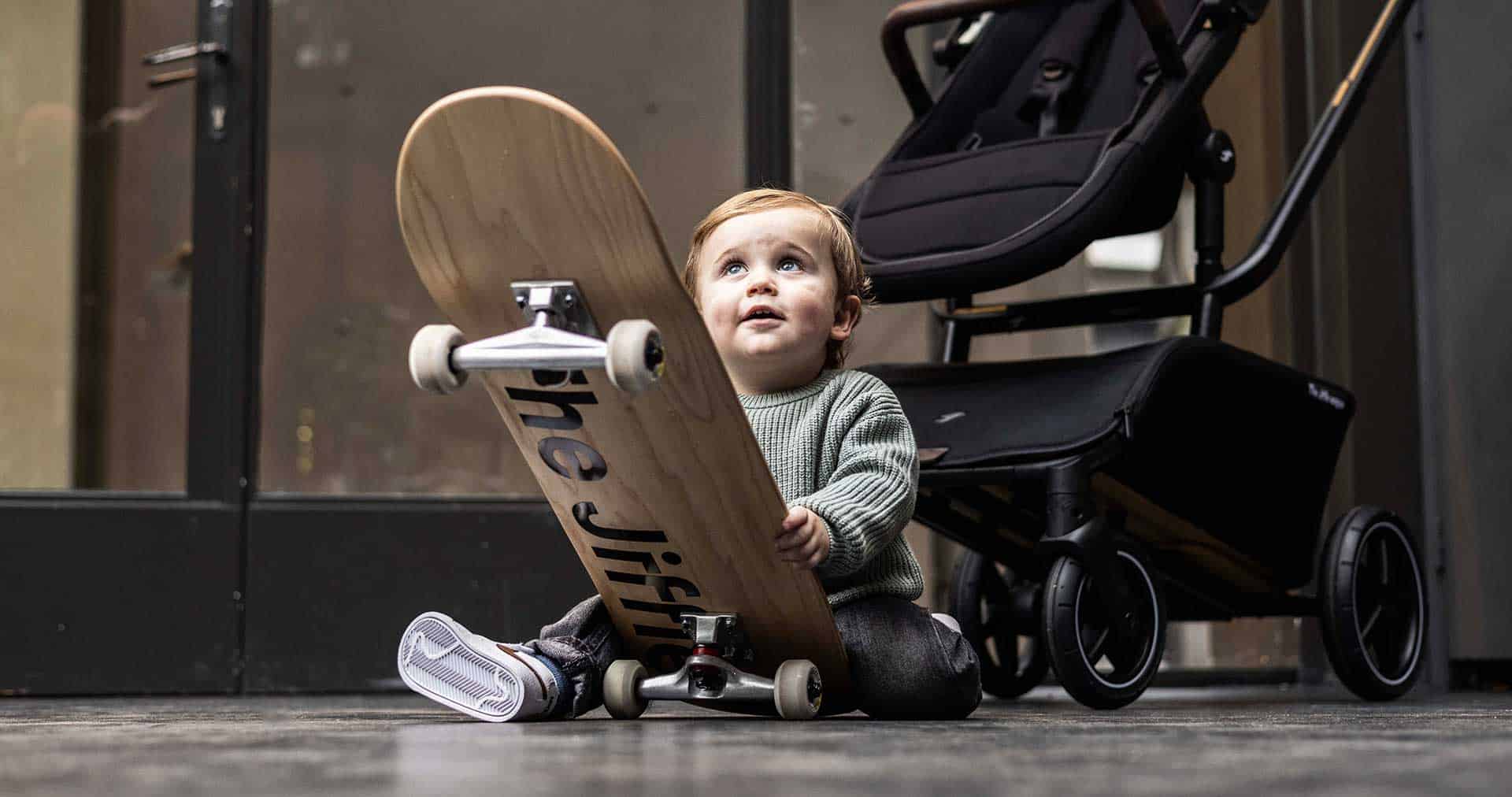 Skateboard met kleintje The Jiffle wagon op de achtergrond